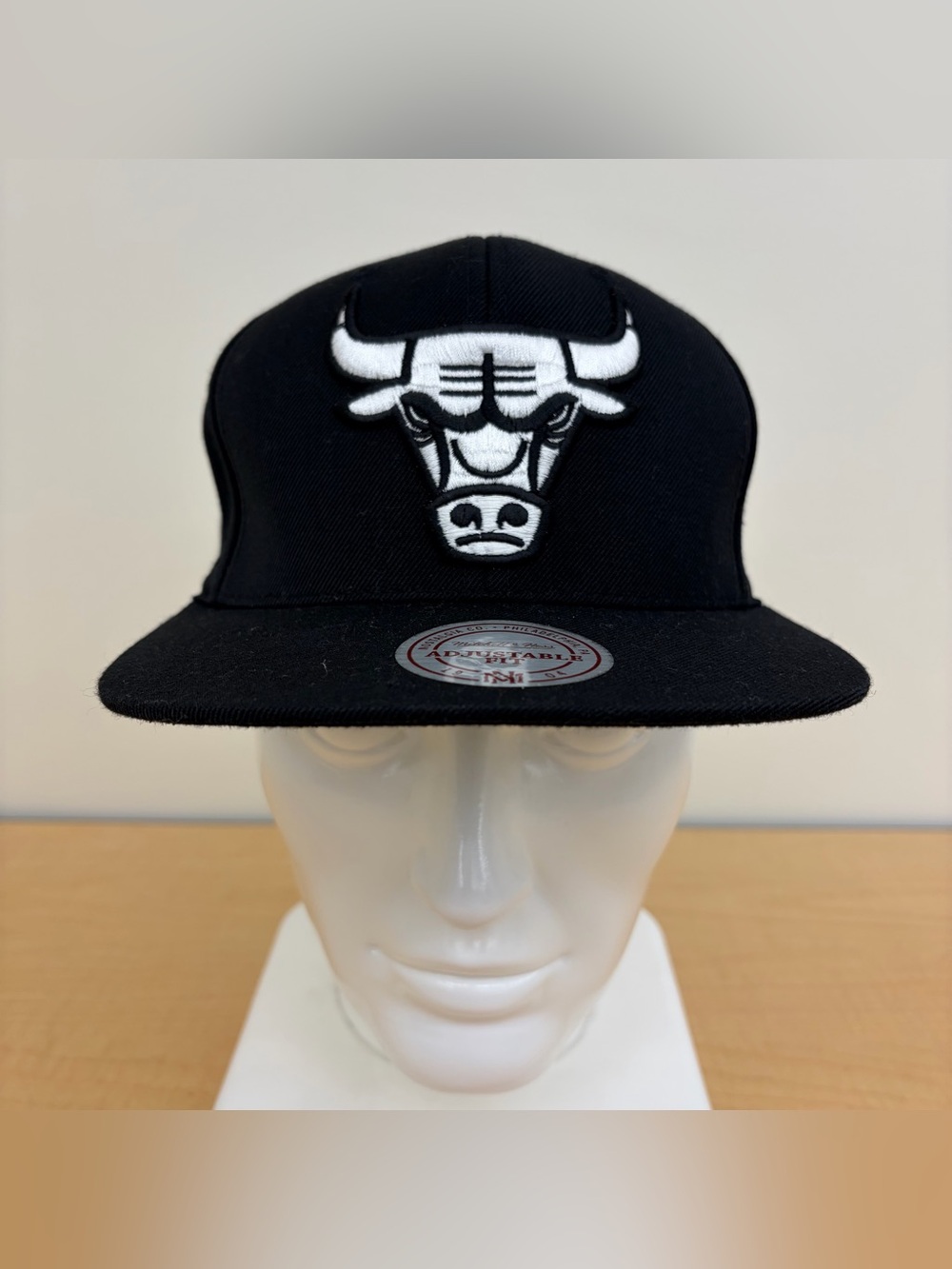 Chicago Bulls Mitchell & Ness Black/White Adjustable Snapback Cap/Hat.